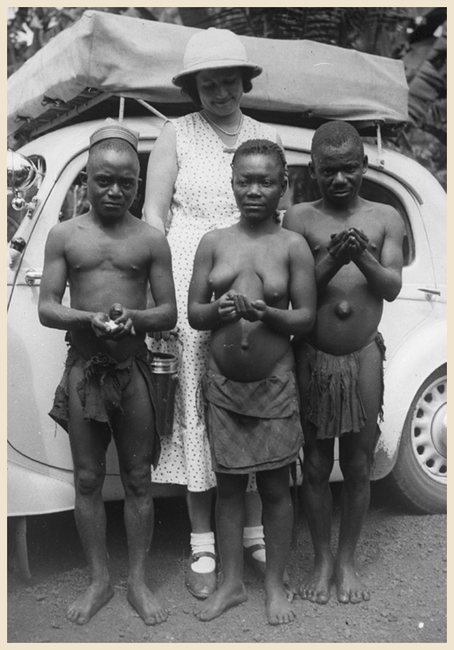 Maria Škulina mit Afrikanern im Urwald Ituri in Kongo.